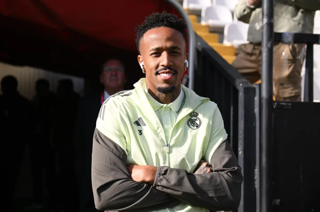 Militao, de brazos cruzados, con el chándal del Real Madrid.
