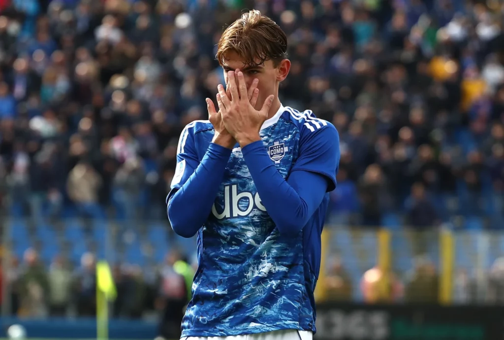 Nico Paz, canterano del Real Madrid, celebra un gol durante su etapa en el Como.