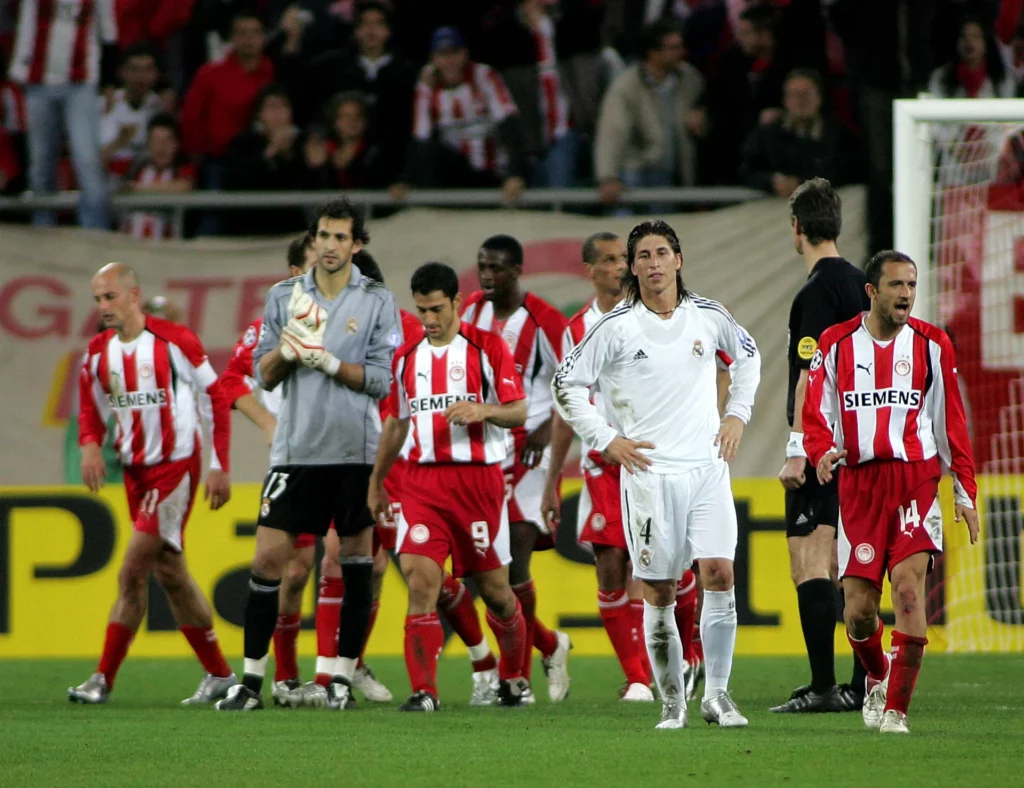 Diego López y Sergio Ramos, rodeados por jugadores de Olympiacos durante el partido en 2005.