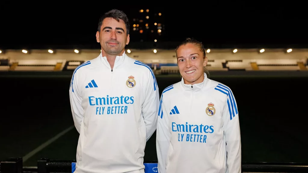Pau Quesada y Angeldahl posan en el estadio del Arsenal - Real Madrid Femenino.