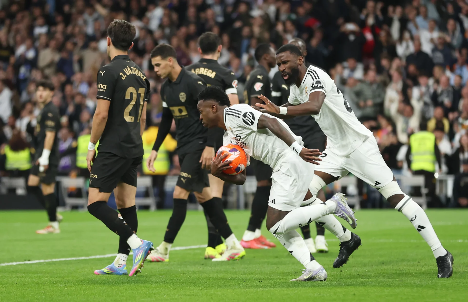 Vinicius corre con el balón después de marcar un gol al Valencia CF