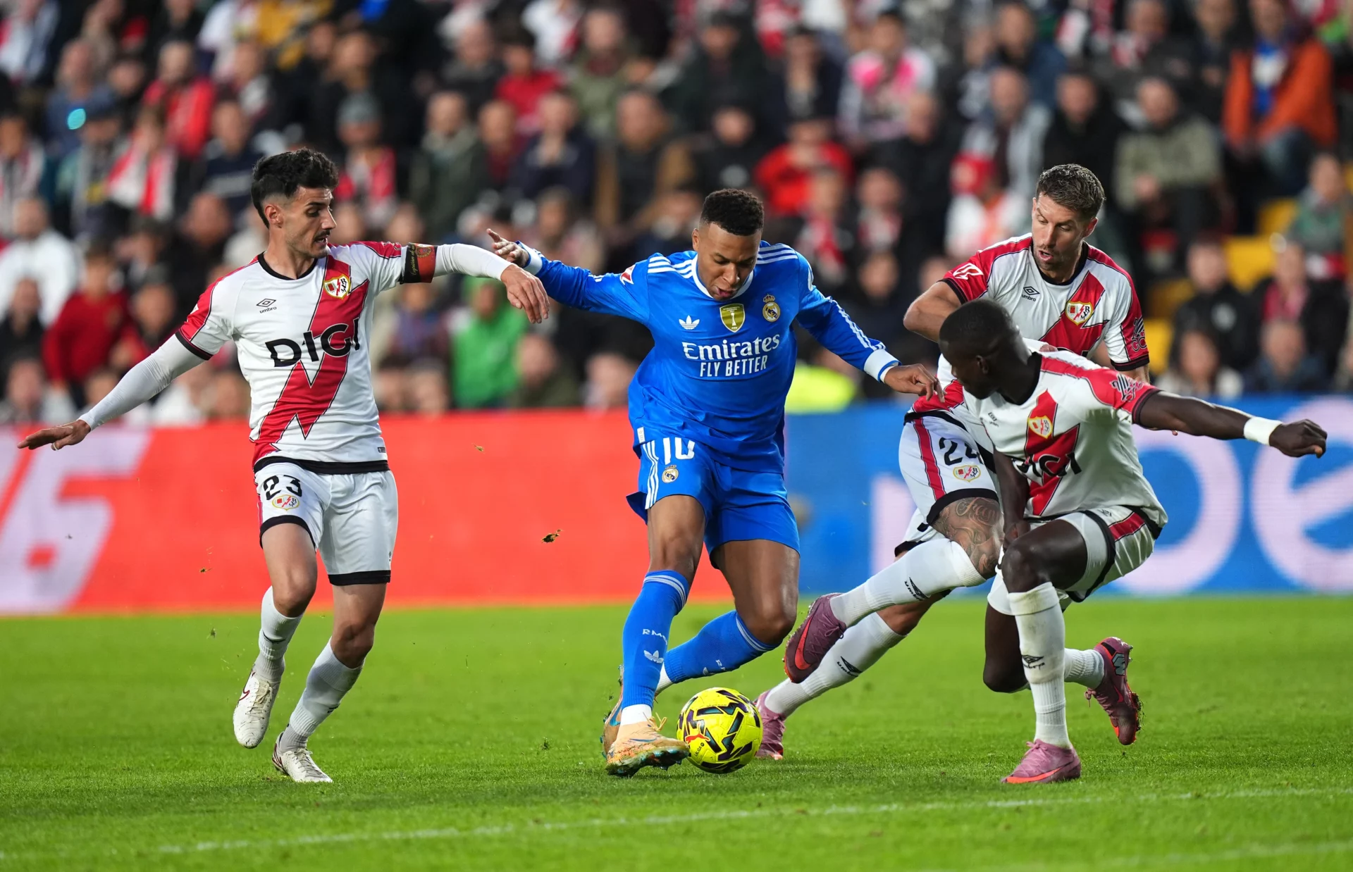 Rayo Vallecano 0-0 Real Madrid: Ni el líder derriba el muro de Vallecas Mbappé, frenado por la defensa del Rayo Vallecano.