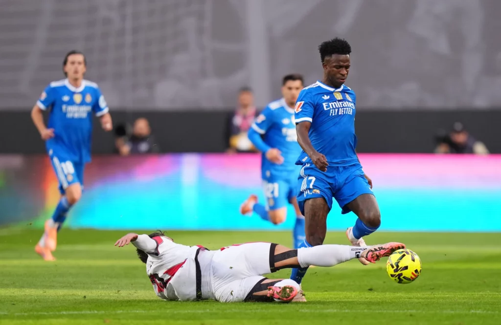 Vinicius recibe la entrada de Ratiu en el empate del Real Madrid ante el Rayo Vallecano