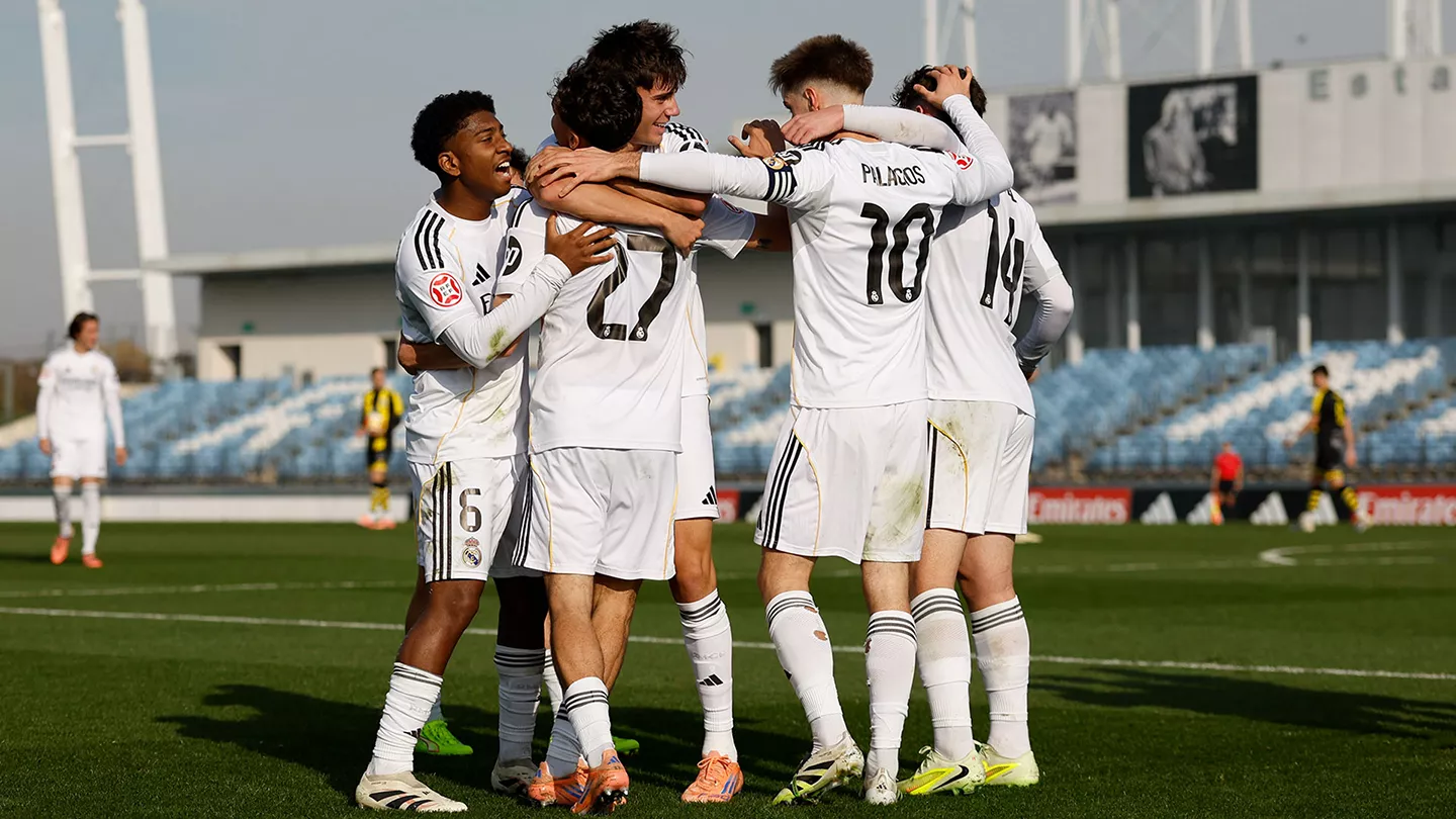 Los jugadores del Real Madrid Castilla celebran uno de los goles al Barakaldo