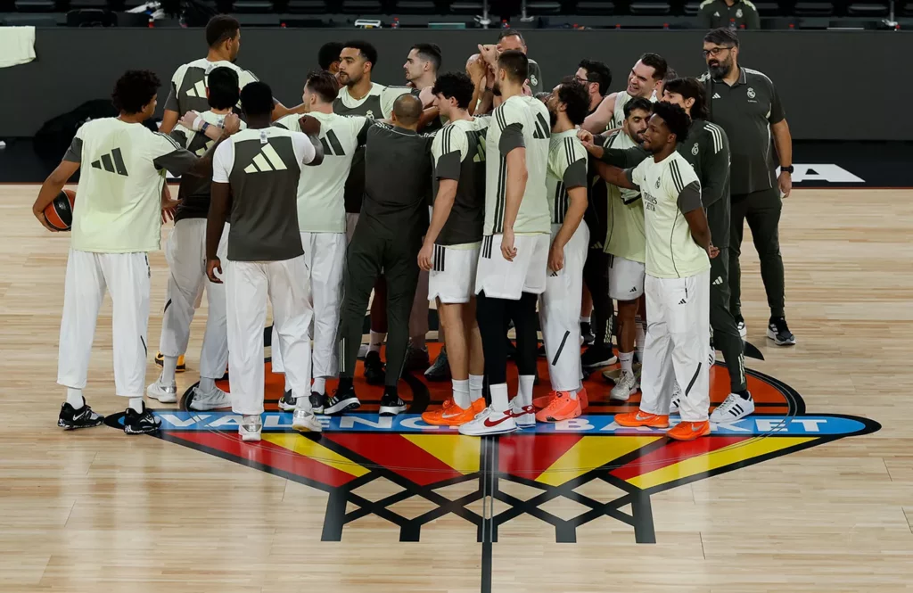 Los jugadores del Real Madrid, tras el entrenamiento en el Roig Arena.