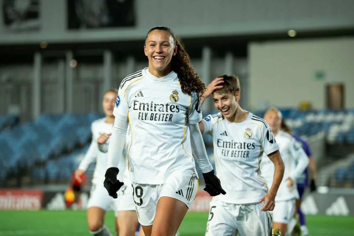 Real Madrid Femenino 5-0 Alhama: Noche de estrenos goleadores en el Di Stéfano Silvia Cristóbal celebra contra el Alhama su primer gol con el Real Madrid Femenino