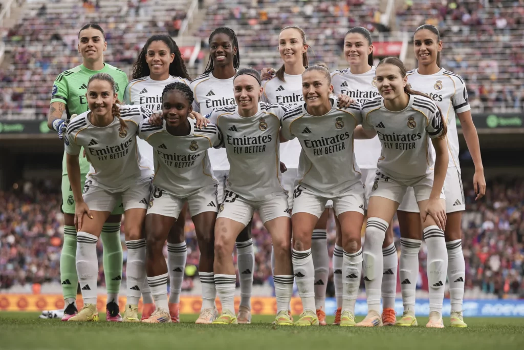 La alineación del Real Madrid Femenino antes del Clásico, su último partido antes del Arsenal.