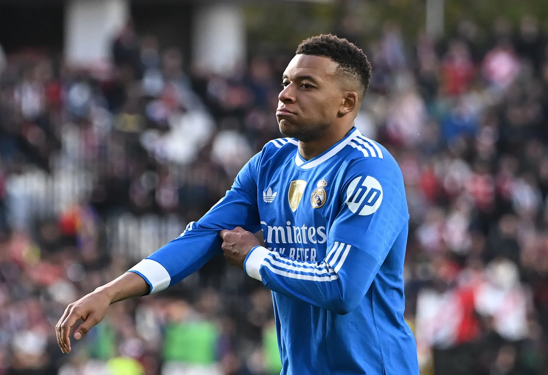 Mbappé se arremanga la camiseta antes del duro final de 2025 para el Real Madrid.