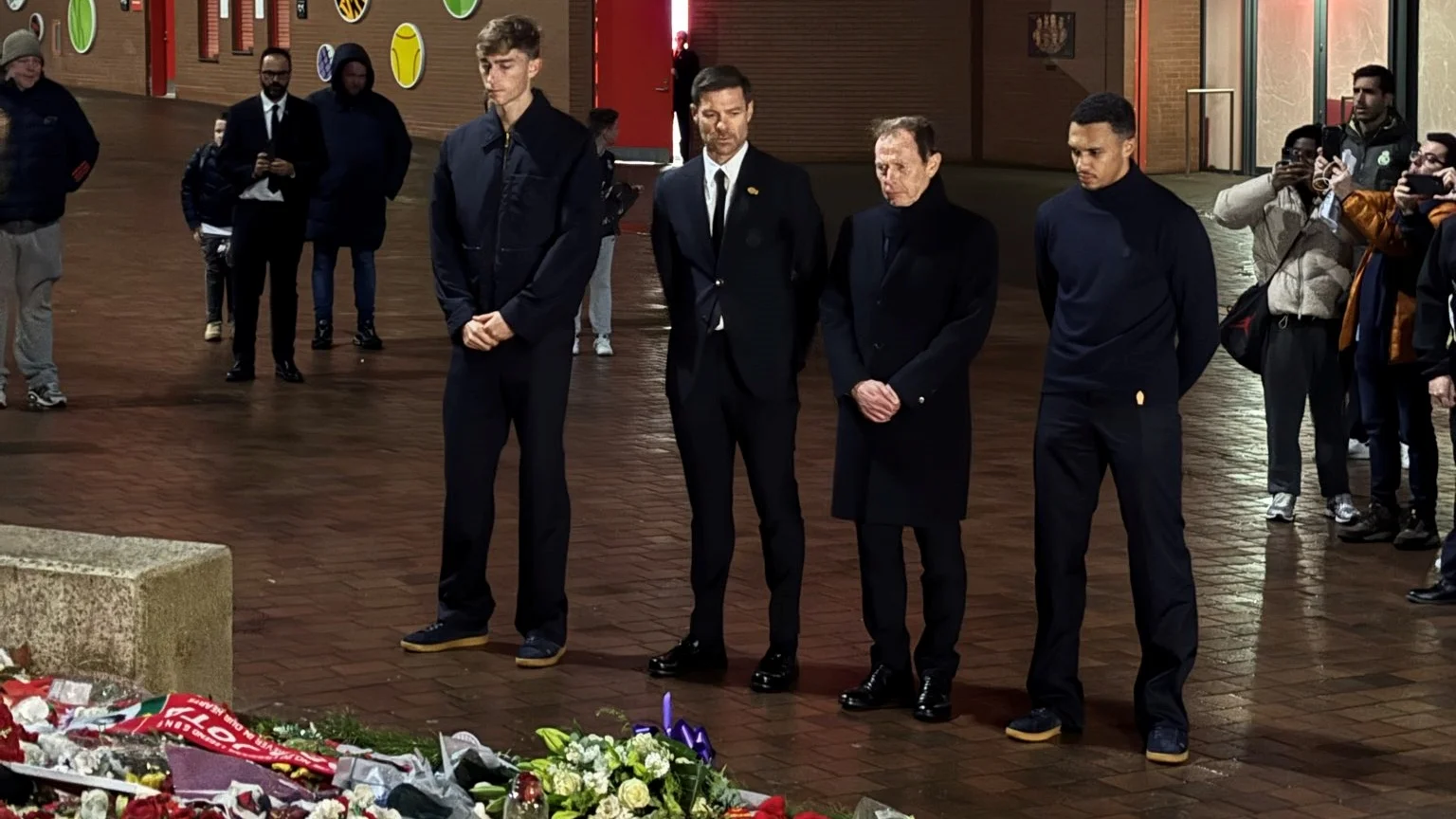 El Real Madrid rinde homenaje a Diogo Jota en las afueras de Anfield.