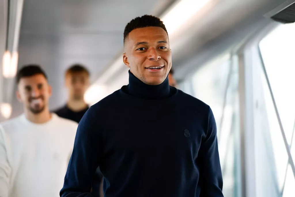 Mbappé, durante el viaje del Real Madrid a Liverpool.