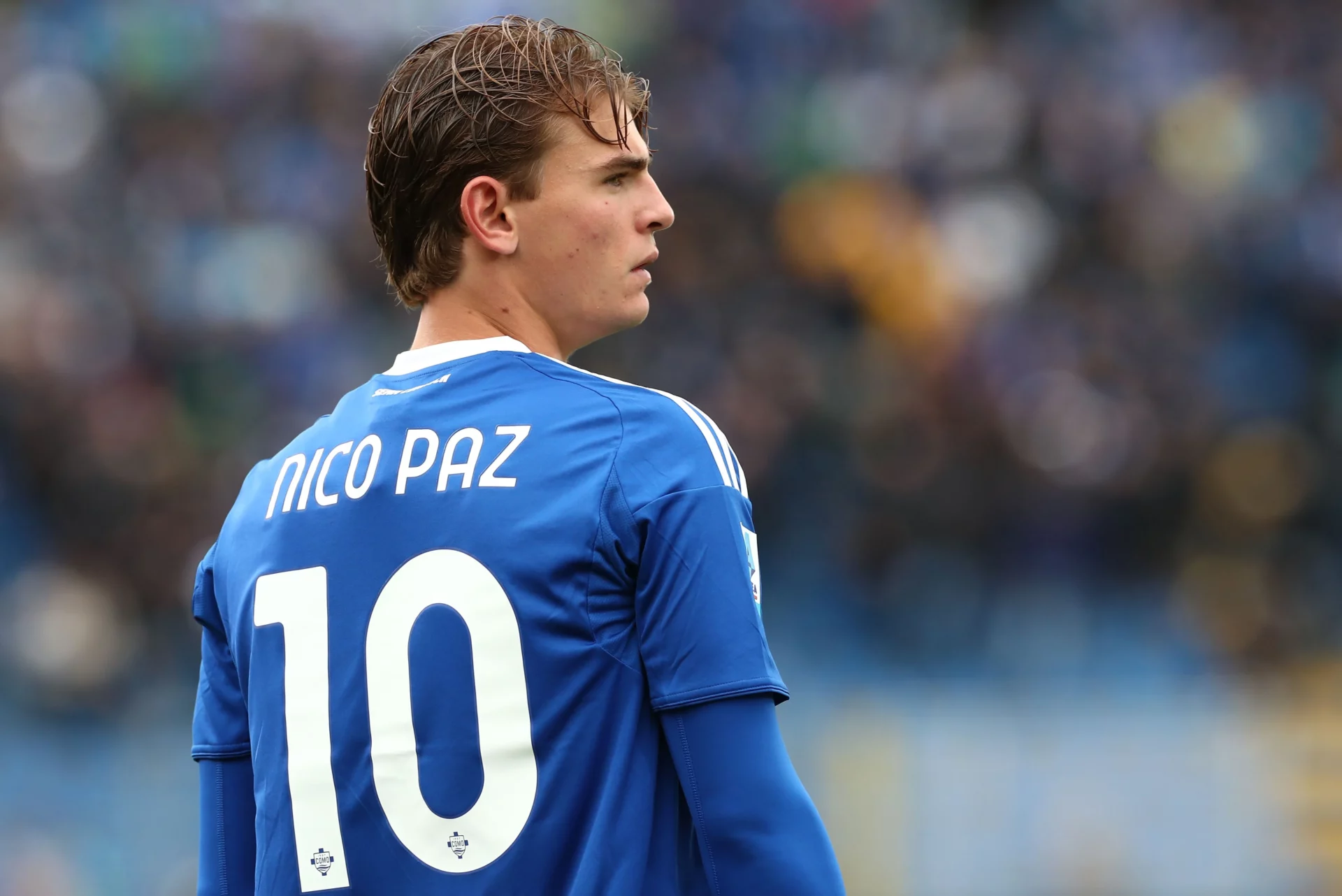 Nico Paz, jugador propiedad del Real Madrid, durante un partido en el Como.