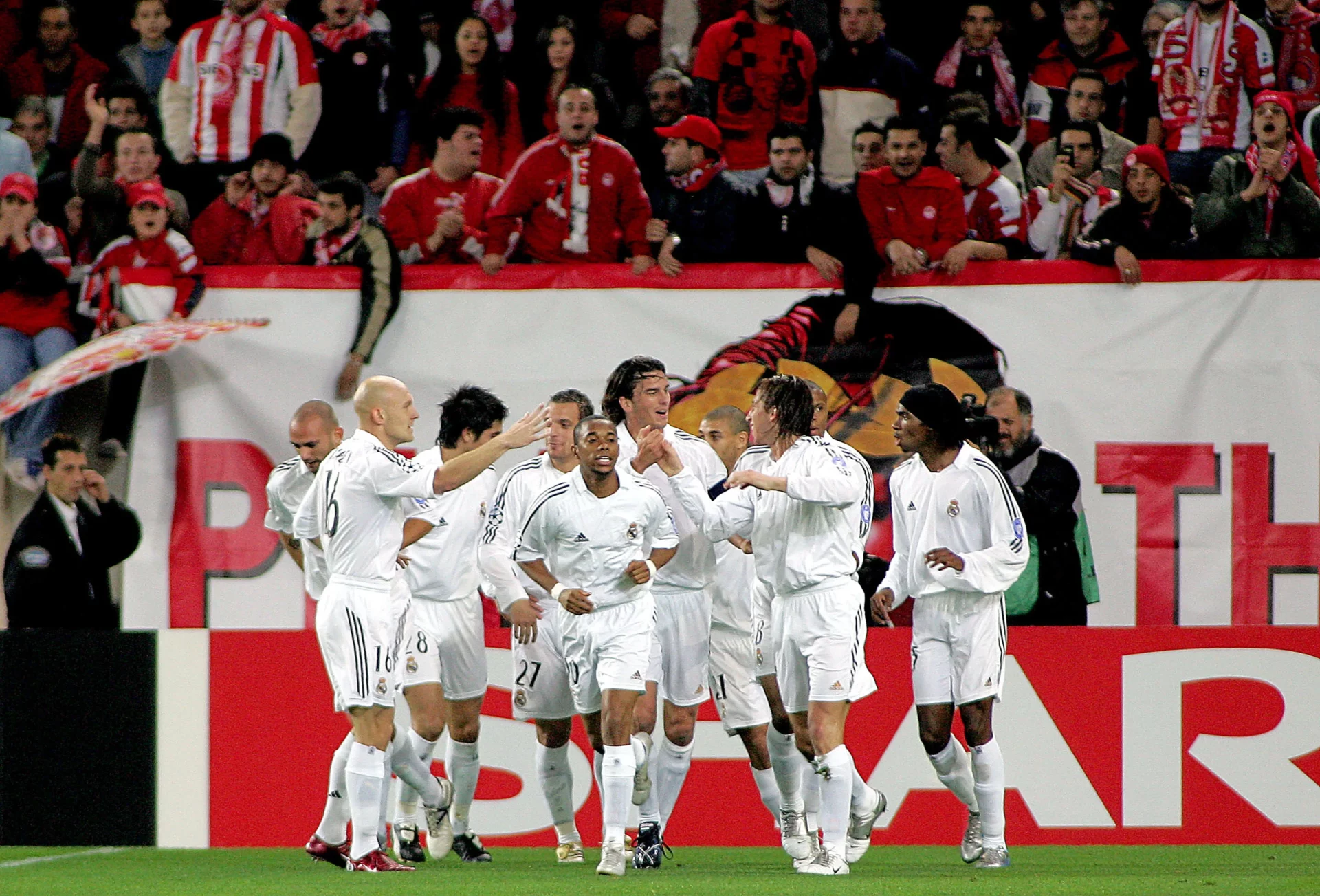 Los jugadores del Real Madrid celebran un gol en el Georgios Karaiskakis, estadio en el que nunca han ganado