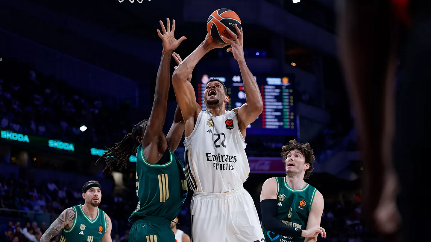Real Madrid 77-87 Panathinaikos: Los griegos explotan las debilidades del Madrid Tavares lanza a canasta durante la derrota del Real Madrid ante Panathinaikos