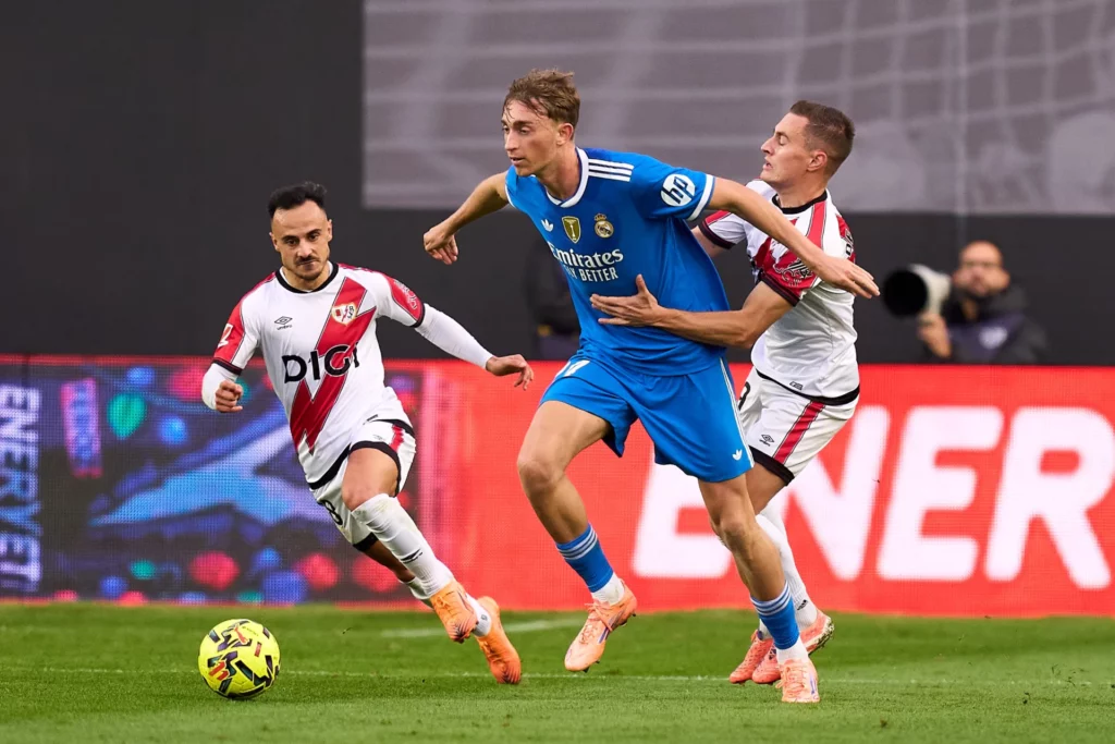 Huijsen, agarrado por De Frutos, fue sustituido por Xabi Alonso al descanso en Vallecas.