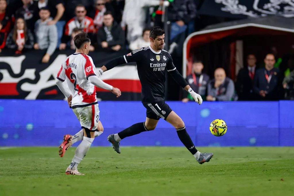 Courtois despeja la pelota durante el empate entre Rayo Vallecano y Real Madrid.
