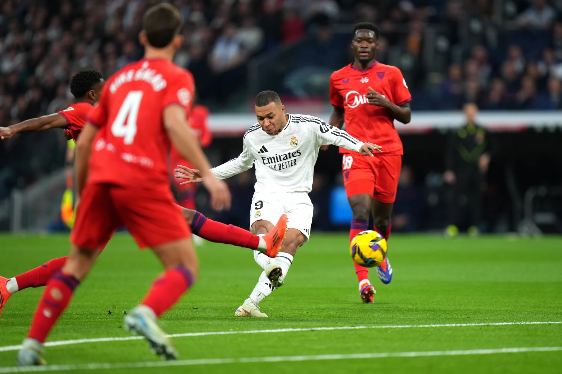 Mbappé chuta en el último partido entre Real Madrid y Sevilla en el Bernabéu