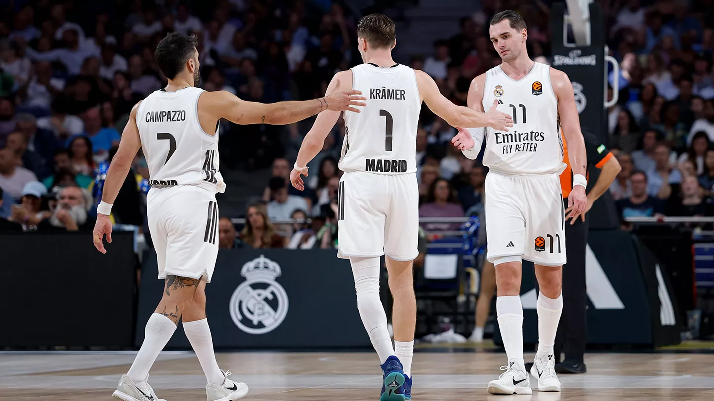 Previa Real Madrid – Zalgiris Kaunas: Volver a engancharse pasa por el Palacio Campazzo, Kramer y Hezonja se felicitan durante un partido del Real Madrid en Euroliga en el Palacio.
