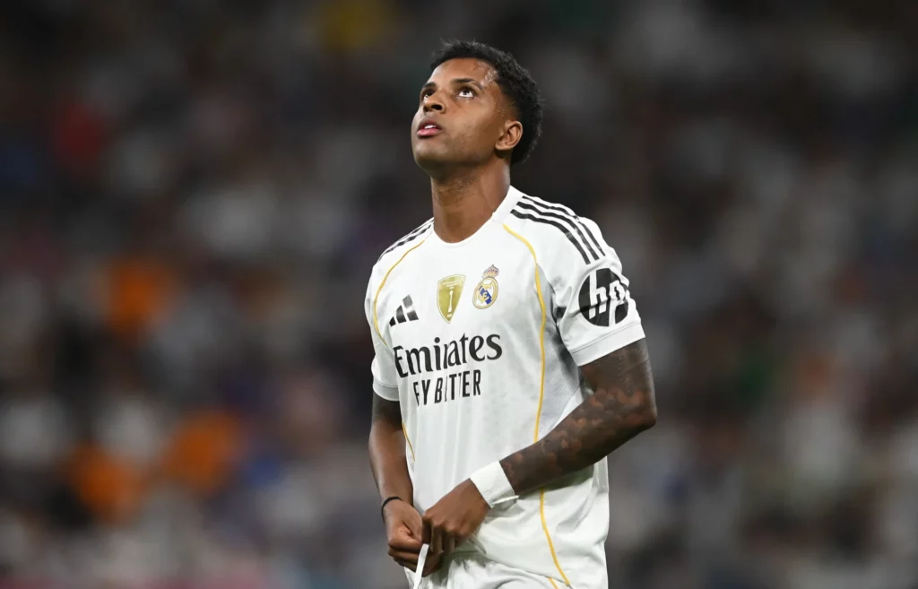 Rodrygo mira al marcador del Santiago Bernabéu.