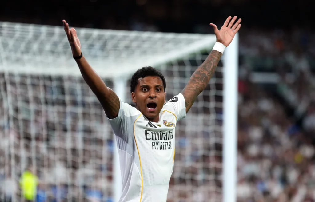 Rodrygo protesta durante un partido del Real Madrid en el Santiago Bernabéu.