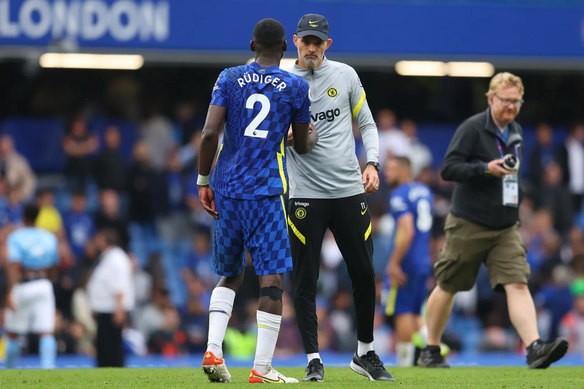 Antonio Rüdiger saluda a Thomas Tuchel durante su etapa en el Chelsea.