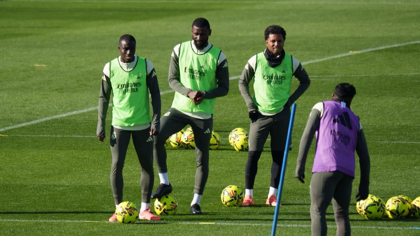 Rüdiger, junto a Mendy y Rodrygo, en el último entrenamiento antes de visitar Elche.