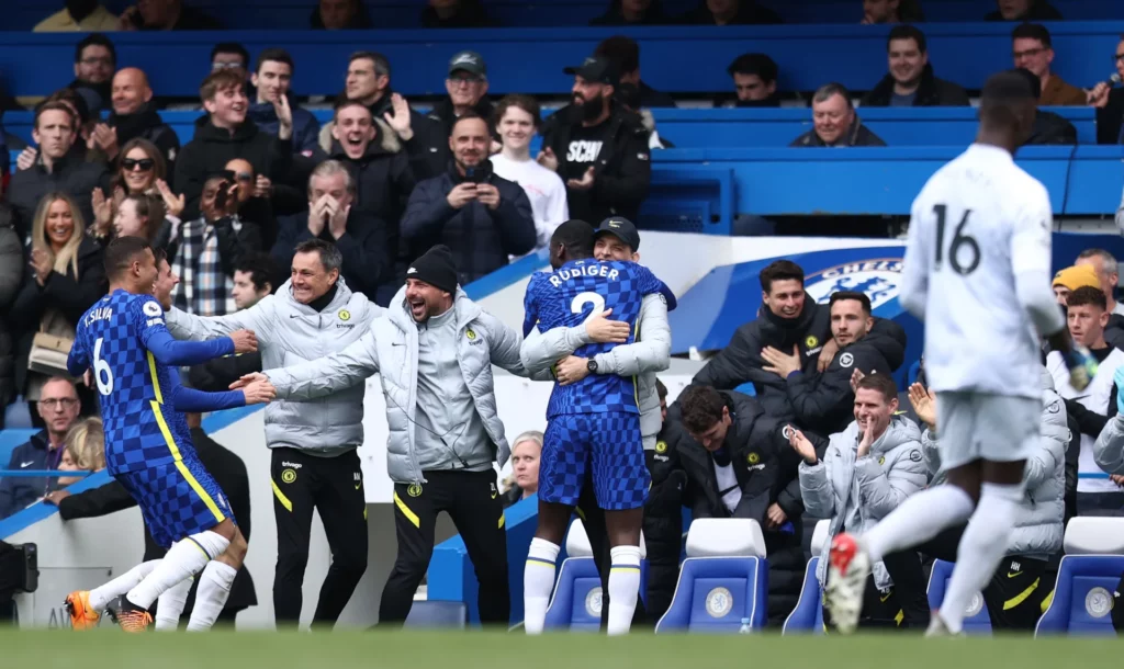Rüdiger se abraza con Tuchel celebrando un gol del Chelsea en Stamford Bridge.