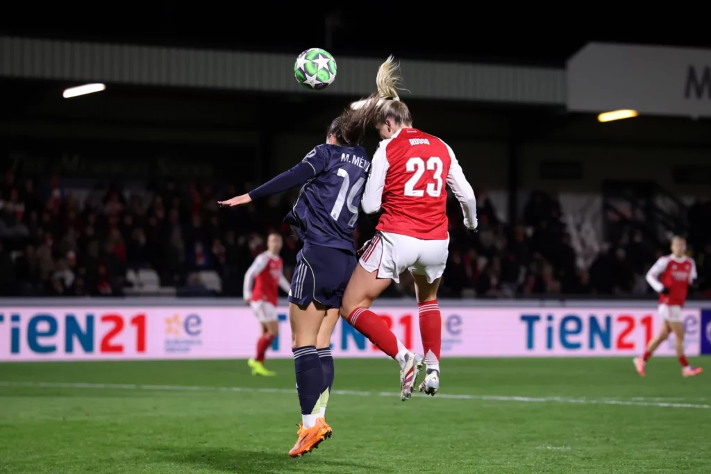 Russo se impone en el salto a María Méndez para marcar el gol del empate del Arsenal contra el Real Madrid.
