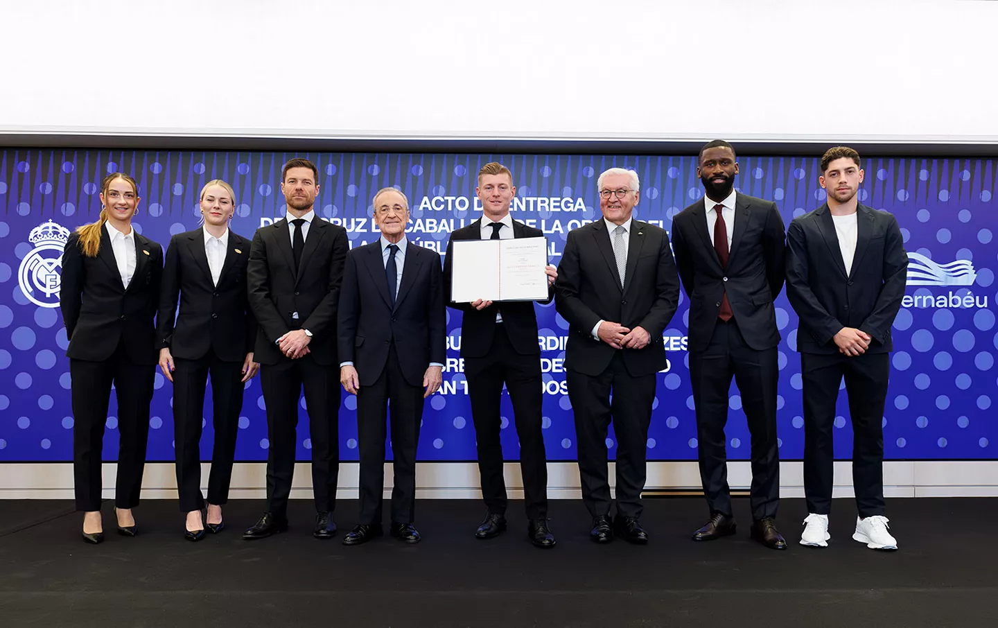 Toni Kroos, junto a miembros del Real Madrid, durante su condecoración de la Cruz de Caballero de la Orden del Mérito de la República Federal de Alemania