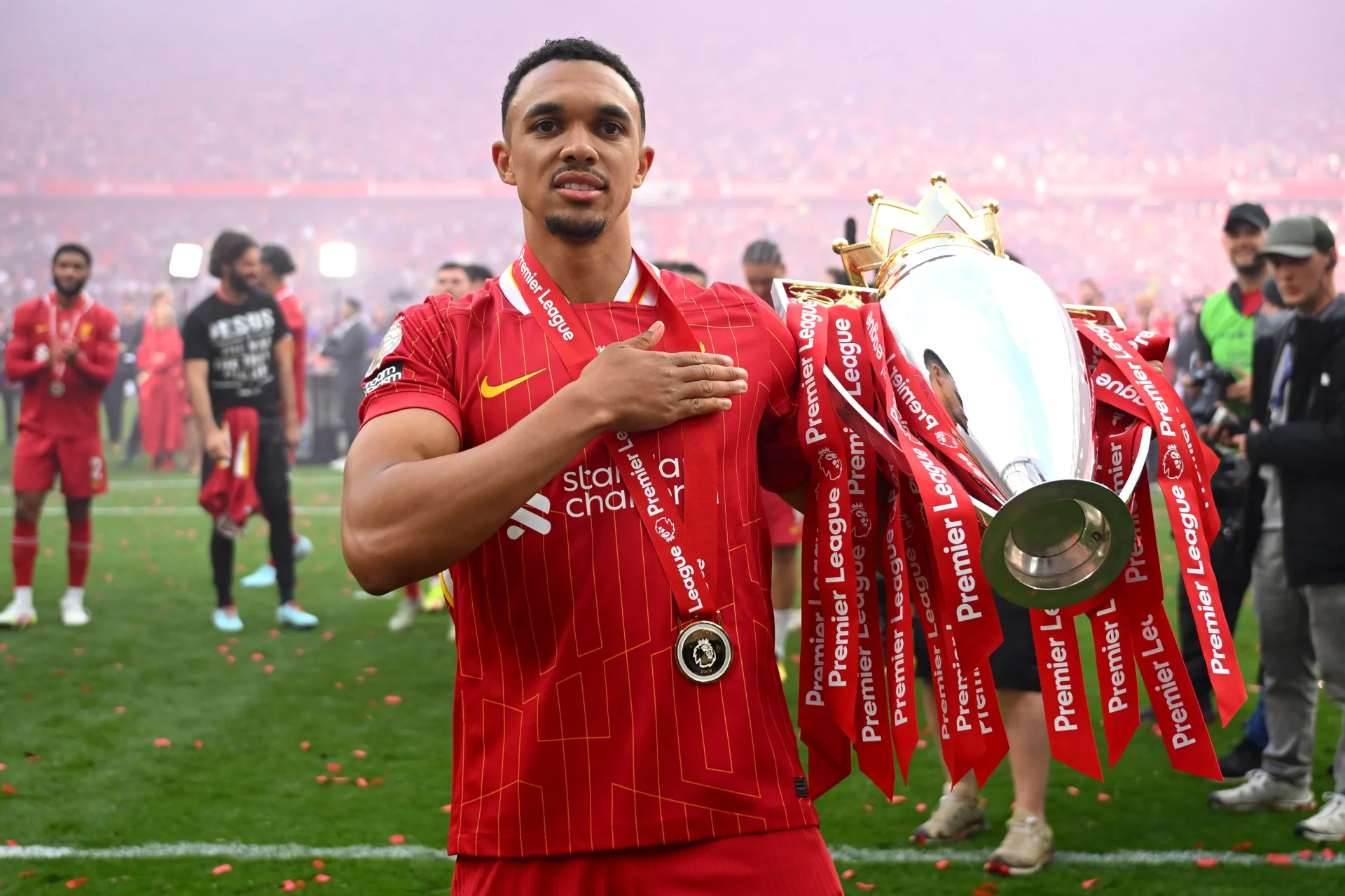 Trent Alexander-Arnold posa con el trofeo de la Premier League en su despedida de Anfield