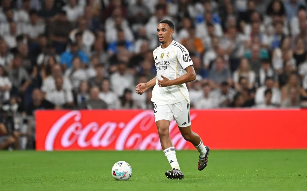 Trent Alexander-Arnold conduce la pelota en el Bernabéu, su nuevo estadio tras despedirse de Anfield.