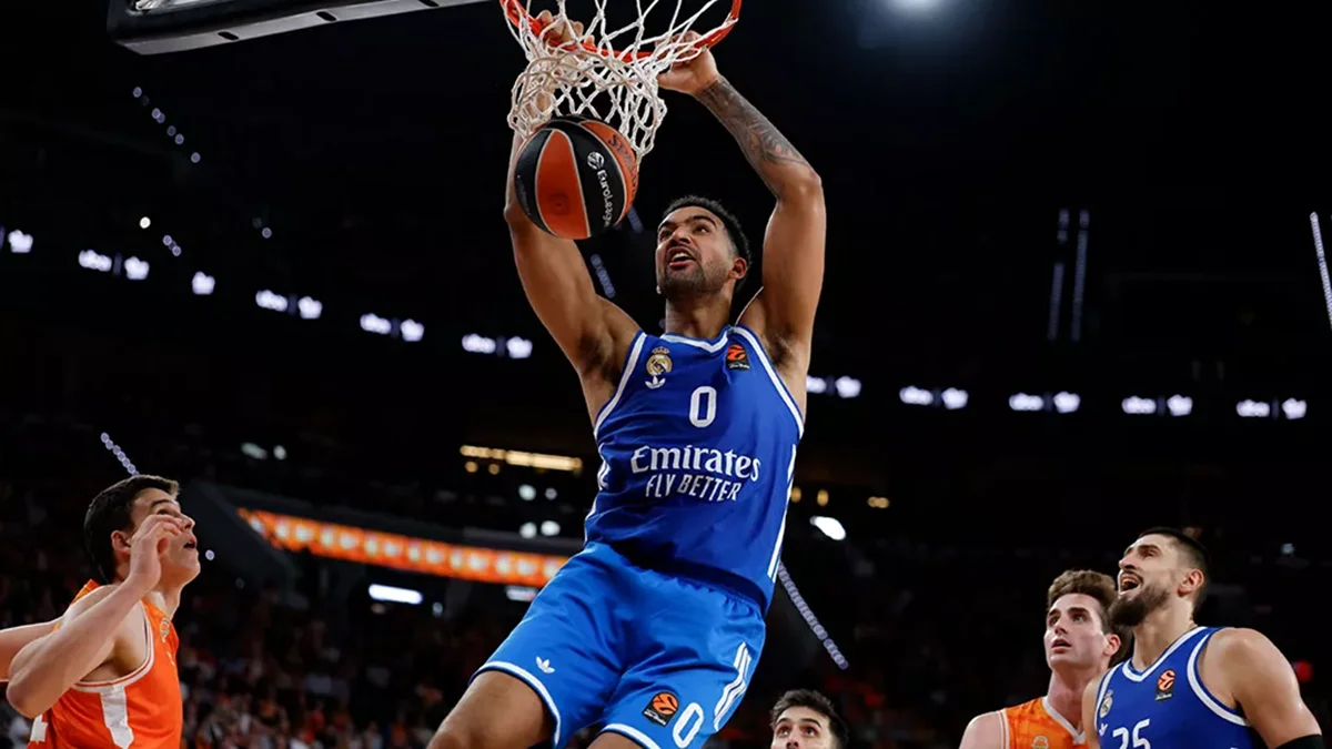 Lyles entra a canasta durante la derrota del Real Madrid ante Valencia Basket.