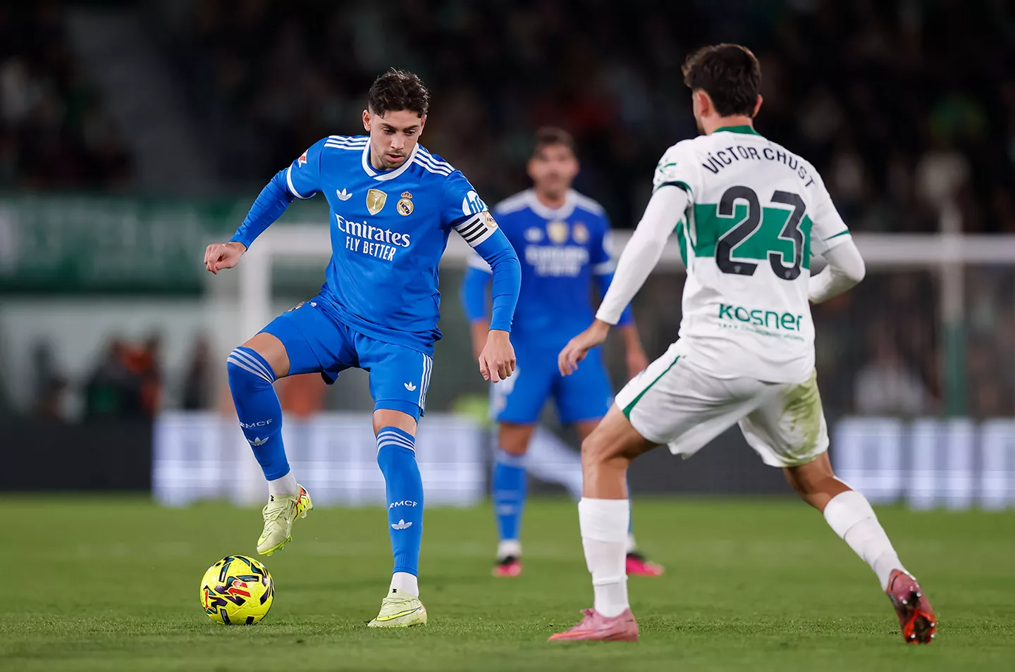 Valverde pisa la pelota durante el partido entre Real Madrid y Elche