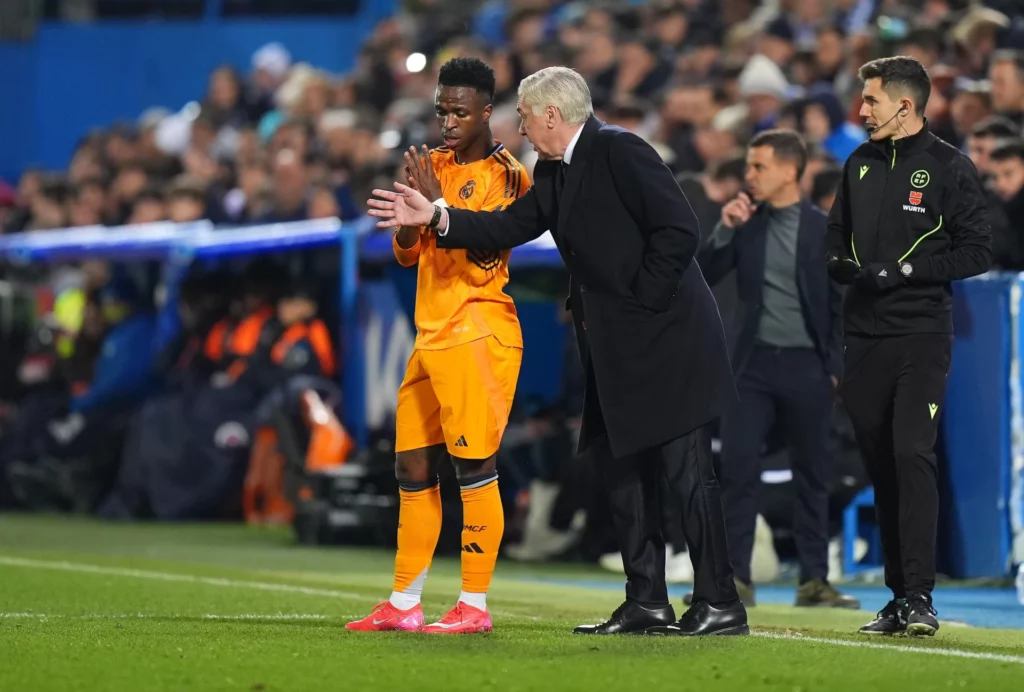Carlo Ancelotti da ordenes a Vinicius Junior durante su etapa como entrenador del Real Madrid.