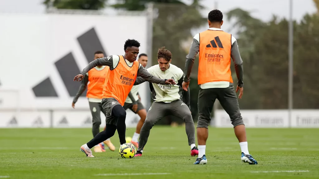 Vinicius y Asencio, durante el penúltimo entrenamiento del Real Madrid antes de jugar en Vallecas.