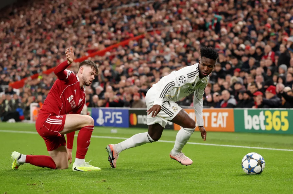 Vinicius y Bradley protagonizaron una de las grandes batallas del Liverpool - Real Madrid.