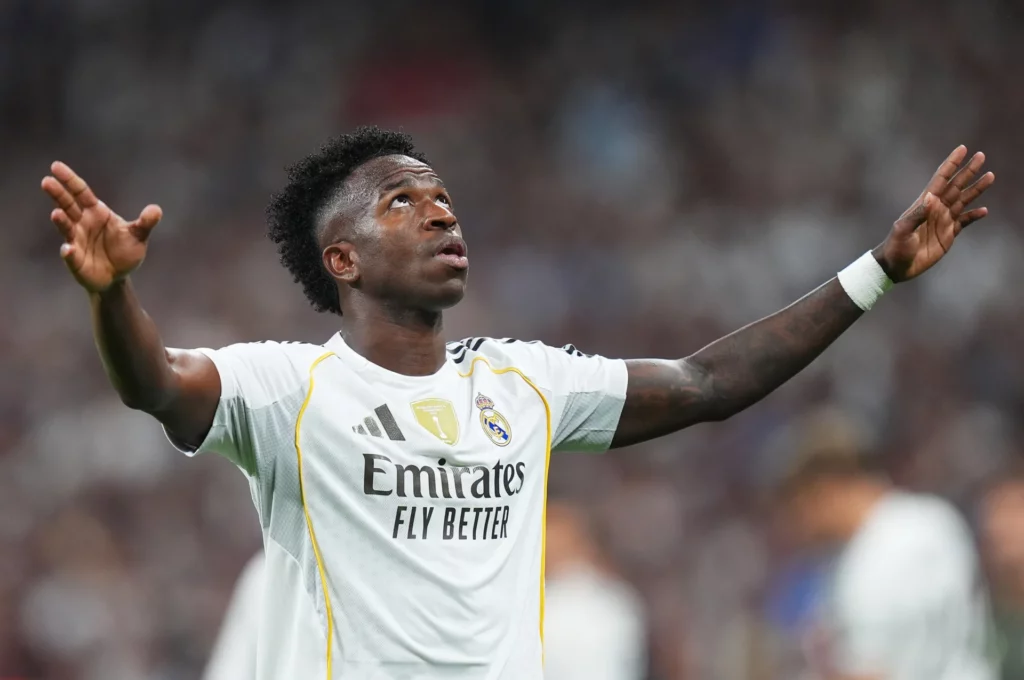 Vinicius celebra su último gol con el Real Madrid, frente al Villarreal en el Santiago Bernabéu, el 4 de octubre de 2025.