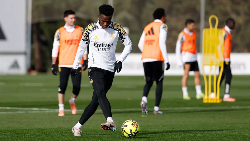 Vinicius dispara a portería en el entrenamiento del Real Madrid.