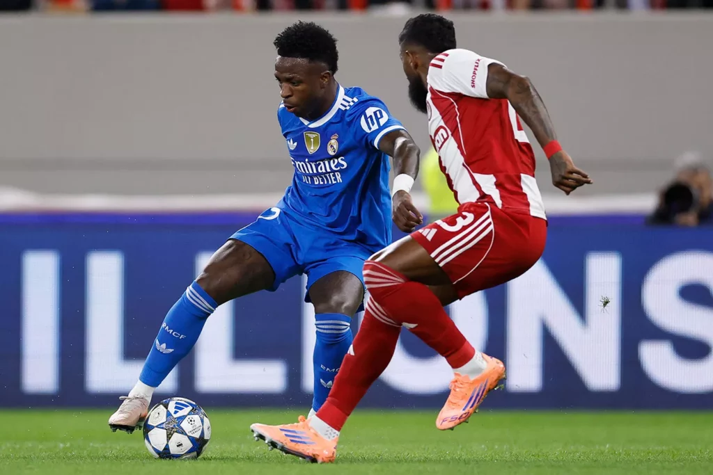 Vinicius regatea a Rodinei durante el Olympiacos - Real Madrid.