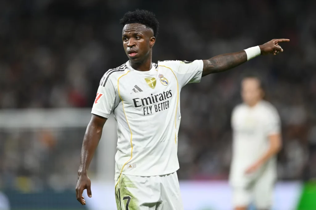 Vinicius señala durante el Real Madrid - Valencia en el Bernabéu.