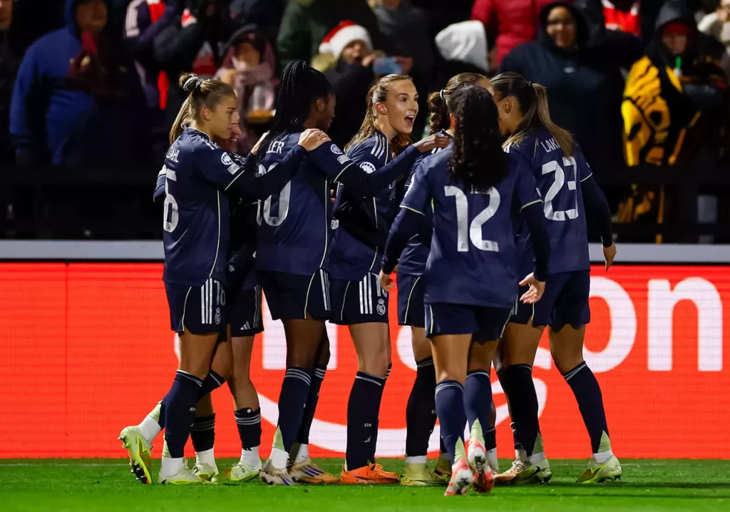 Caroline Weir celebra, con sus compañeras, un gol durante el partido contra el Arsenal en la Champions League Femenina.