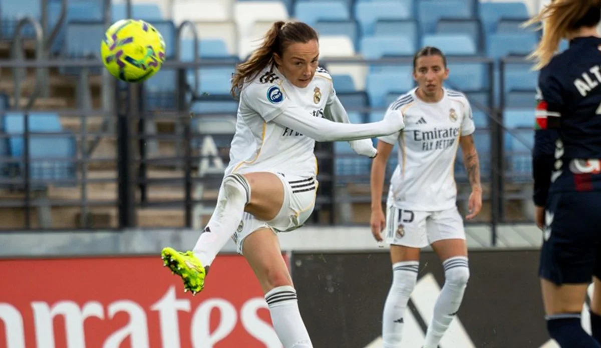 Caroline Weir dispara a puerta en su segundo gol contra el Eibar.