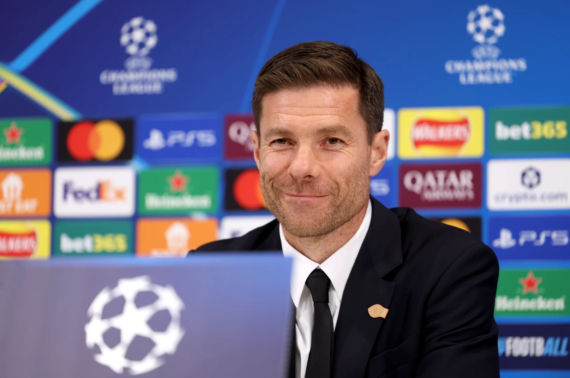 XabI Alonso sonríe durante una rueda de prensa del Real Madrid en la Champions League.