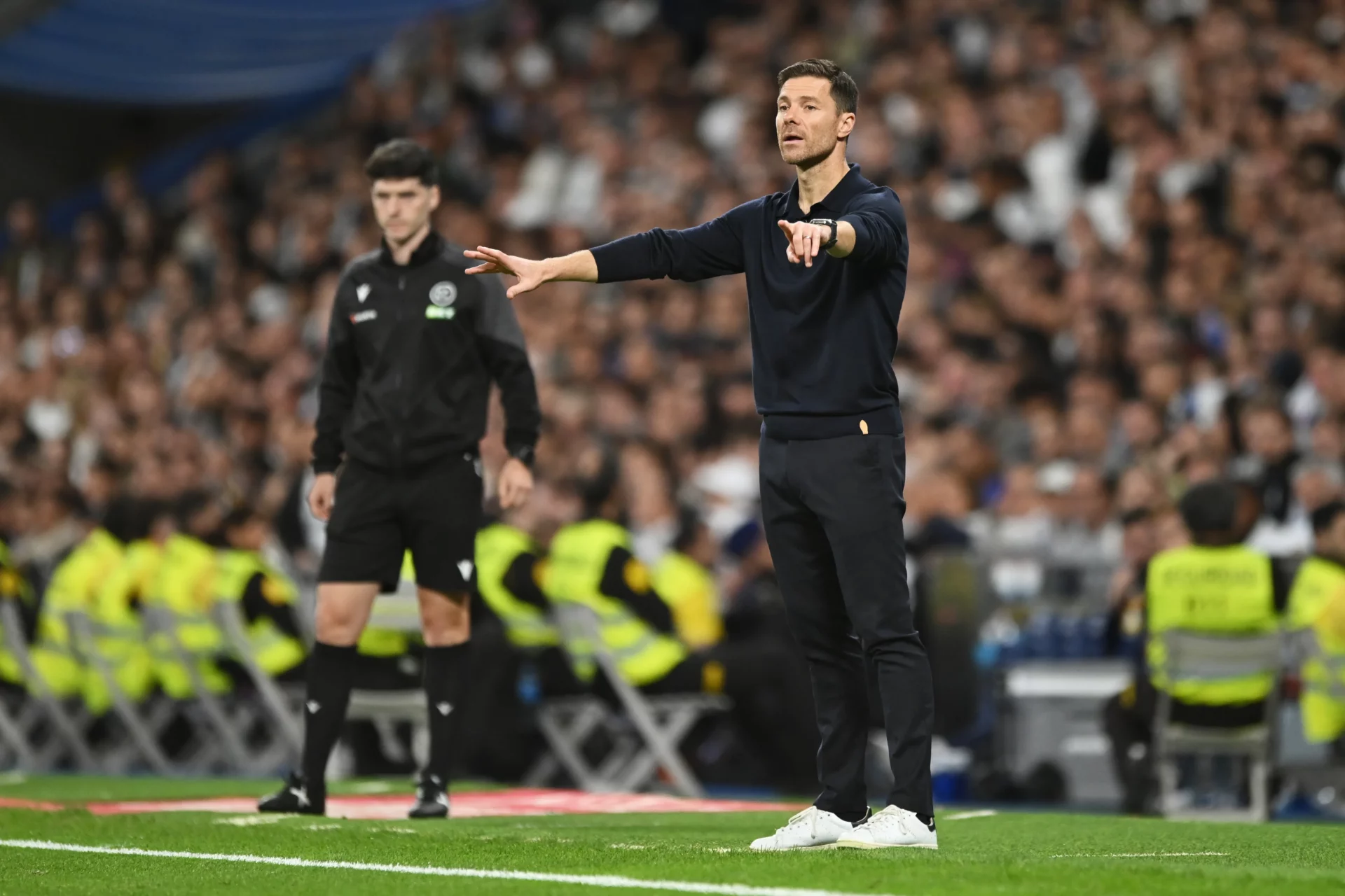 Xabi Alonso da indicaciones durante la victoria del Real Madrid contra el Valencia CF