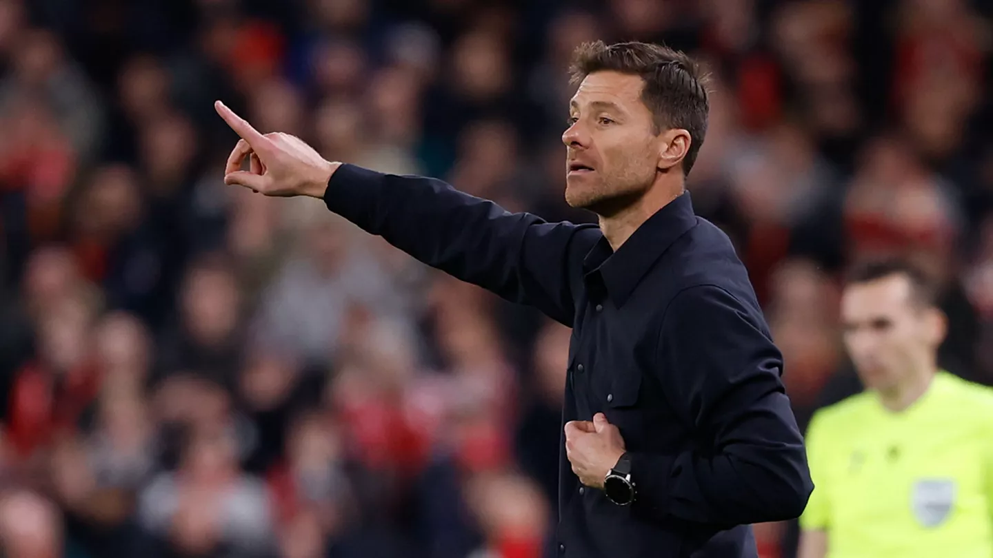 La fórmula más repetida de Xabi Alonso en defensa Xabi Alonso da ordenes a su defensa durante el partido del Real Madrid contra el Liverpool