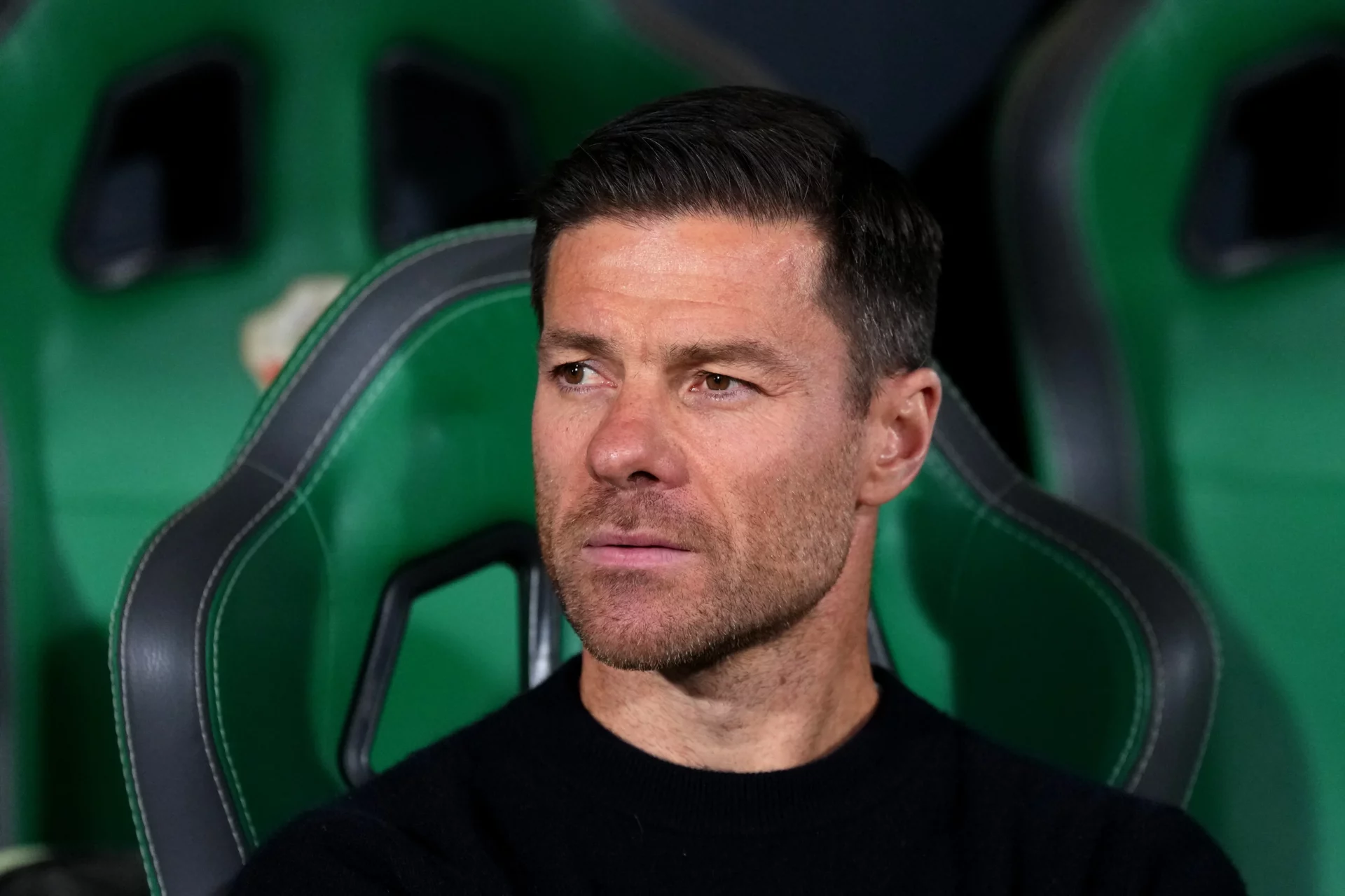 Xabi Alonso, con rostro serio, en el banquillo durante el partido de Elche CF y Real Madrid.