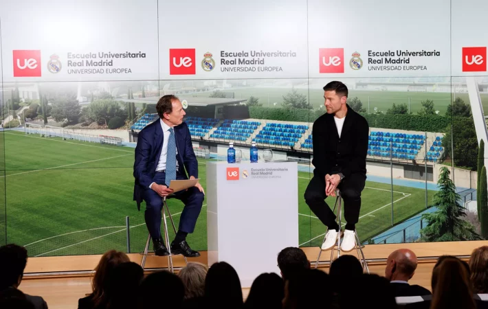 Xabi Alonso: «No quería dar pasos como entrenador demasiado rápido, por eso empecé con los infantiles» Xabi Alonso: «No quería dar pasos como entrenador demasiado rápido, por eso empecé con los infantiles»