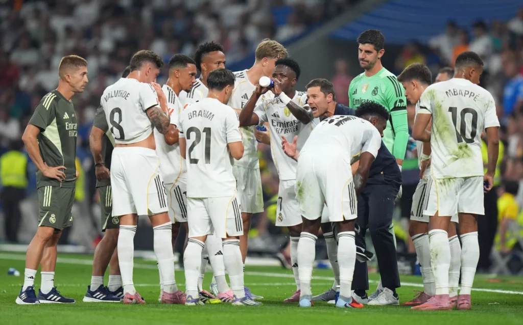 Xabi Alonso da instrucciones a los jugadores del Real Madrid durante una pausa para la hidratación