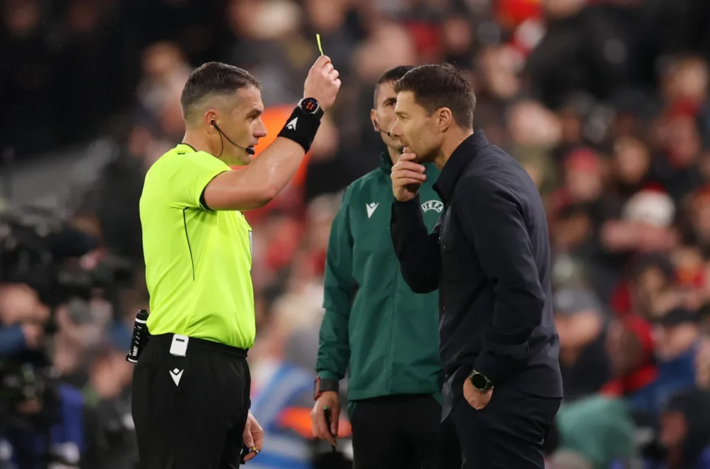 Xabi Alonso ve la tarjeta amarilla del árbitro durante el Liverpool - Real Madrid.