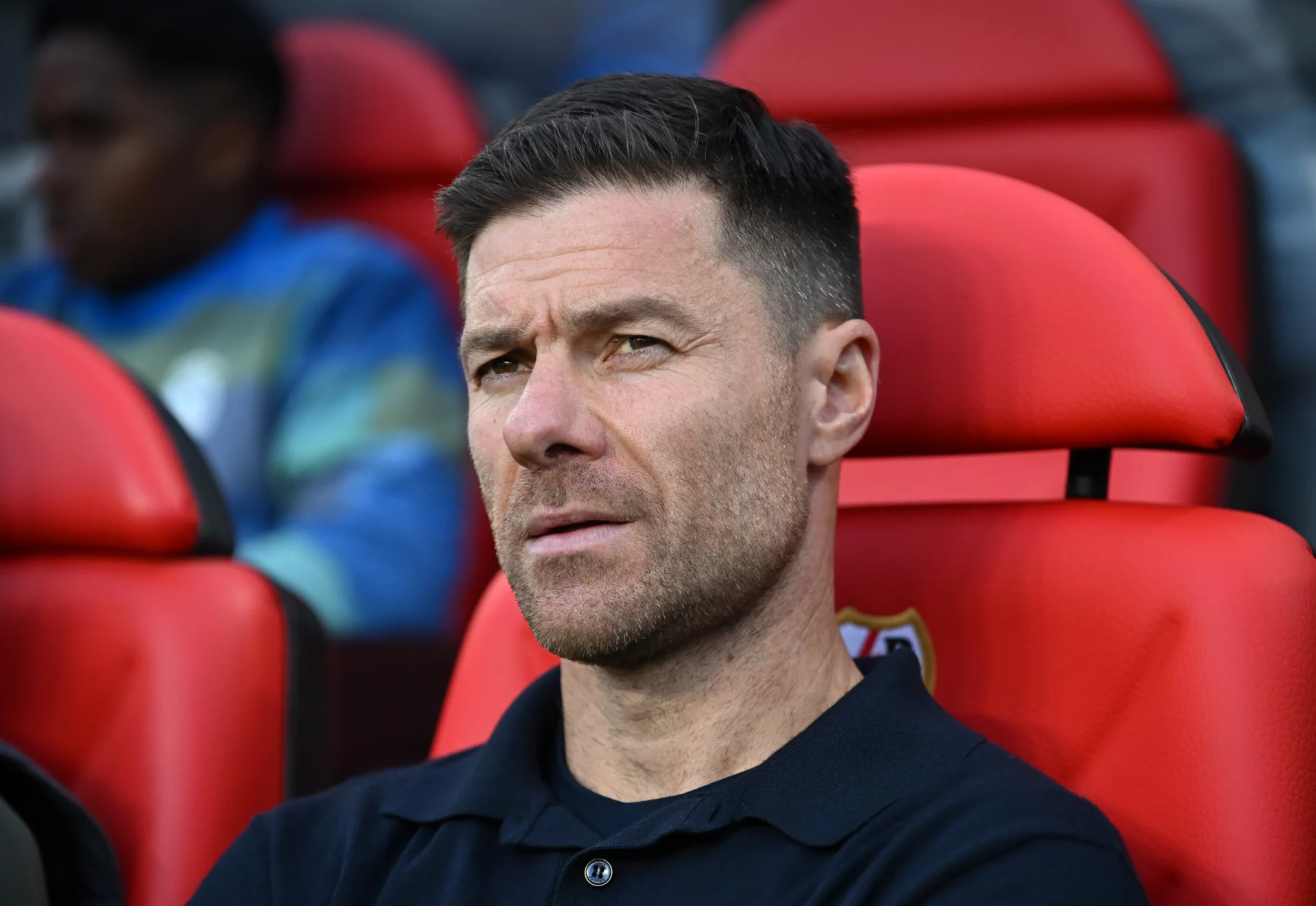 Xabi Alonso, tras empatar en Vallecas: «Hay que saber equilibrar los buenos y malos momentos» Xabi Alonso, en el banquillo del Estadio de Vallecas durante el empate del Real Madrid.