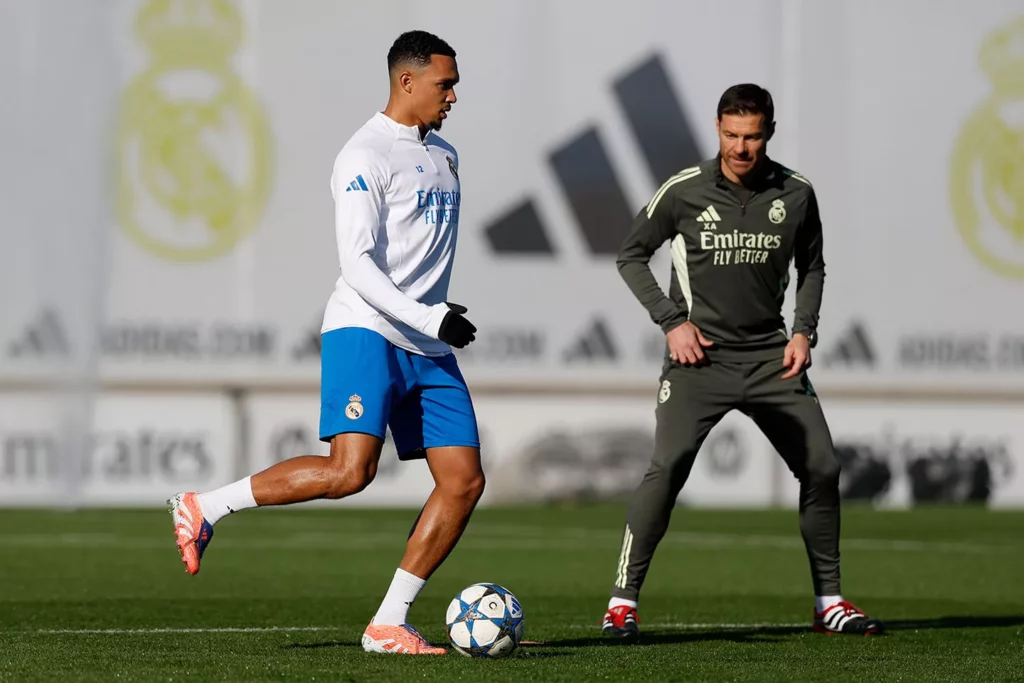 Xabi Alonso observa a Trent durante el entrenamiento previo al partido entre Olympiacos y Real Madrid.